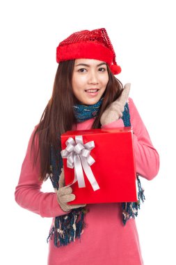 Asyalı kız kırmızı Noel şapka ile hediye kutusu ile heyecanlı