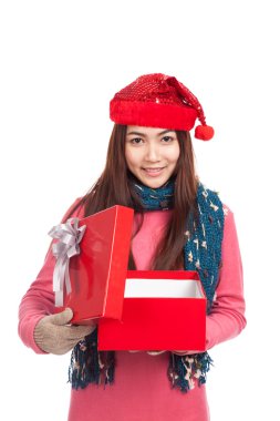Asya kırmızı Noel şapka ile bir gülücük ver açık hediye kutusu
