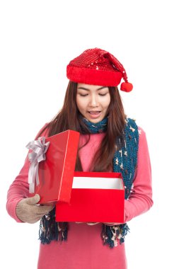 Asya kırmızı Noel şapka ile bir gülücük ver açık hediye kutusu