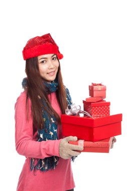 Pek çok hediye kutuları ile kırmızı Noel şapka ile Asyalı kız