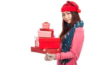 Pek çok hediye kutuları ile kırmızı Noel şapka ile Asyalı kız