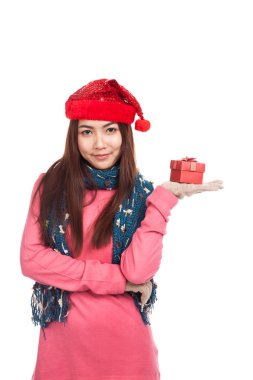 Hediye kutusu onun palm el ile kırmızı Noel şapka ile Asyalı kız