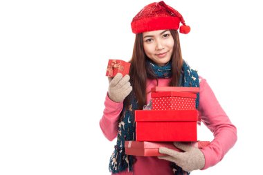 Pek çok hediye kutuları ile kırmızı Noel şapka ile Asyalı kız