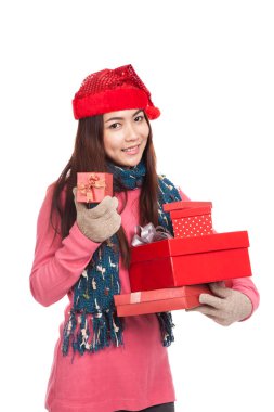 Pek çok hediye kutuları ile kırmızı Noel şapka ile Asyalı kız