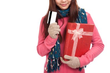 Asyalı kız kış elbise, kredi kartı ve hediye kutusu