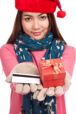 Asyalı kız kış elbise, kredi kartı ve hediye kutusu