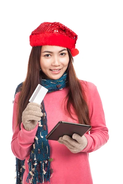 Asiatisk tjej med röd jul hatt, kreditkort och tablet Pc — Stockfoto