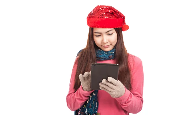 Asiatisk tjej med röd jul hatt använda tablet Pc — Stockfoto
