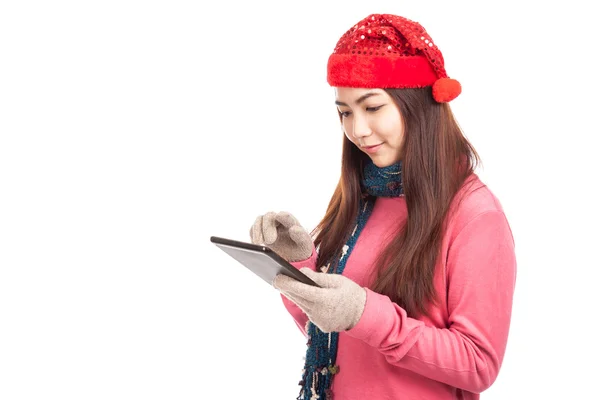 Menina asiática com chapéu de Natal vermelho usar tablet PC — Fotografia de Stock