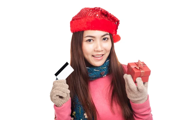 Menina asiática com chapéu de Natal vermelho, cartão de crédito e caixa de presente — Fotografia de Stock