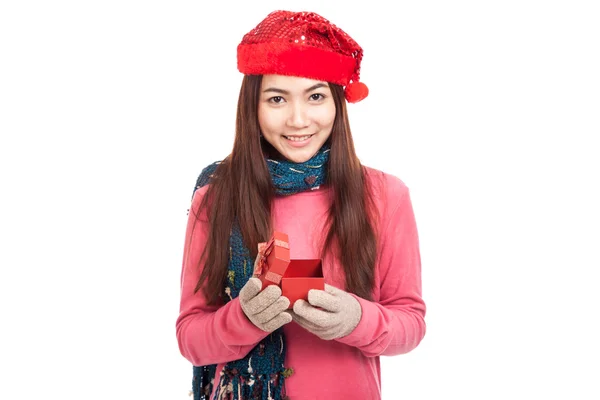 Menina asiática com chapéu de Natal vermelho sorriso caixa de presente aberta — Fotografia de Stock