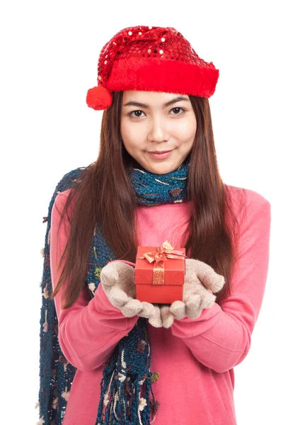 Asiatisk tjej med röd jul hatt visar en presentförpackning — Stockfoto