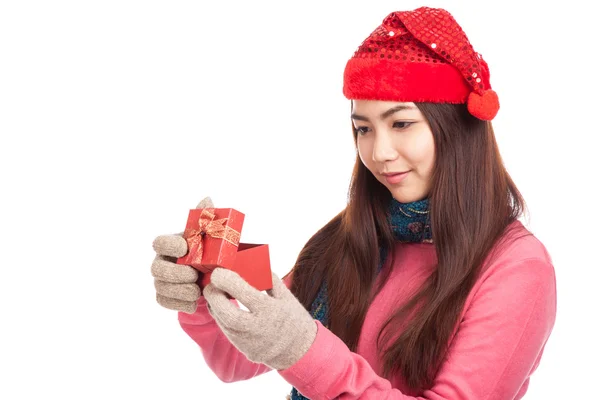 亚洲女孩戴着红色圣诞帽子看里面一个礼品盒 — 图库照片