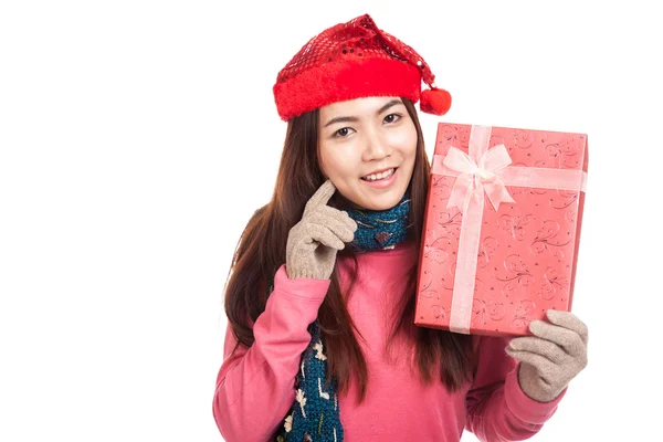 Asian girl with red christmas hat show a gift box — Stok fotoğraf