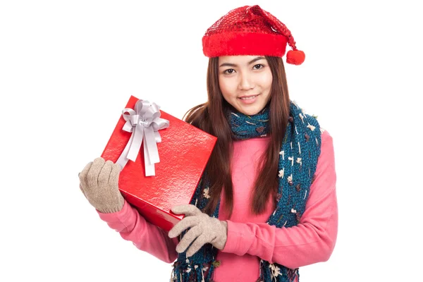 Asiatisk tjej med röd jul hatt visar en presentförpackning — Stockfoto