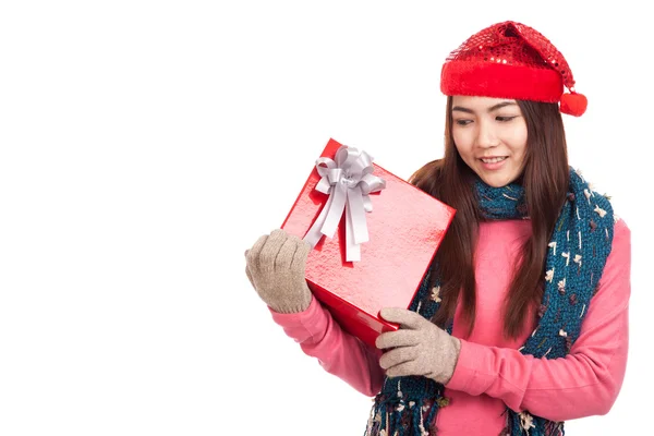 Asiatisk tjej med röd jul hatt visar en presentförpackning — Stockfoto