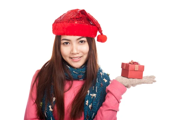 Asiática chica con rojo navidad sombrero con caja de regalo en su palma mano —  Fotos de Stock