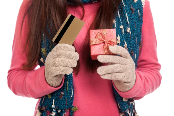 Asiatka s zimní oblečení, kreditních karet a krabičky — Stock fotografie