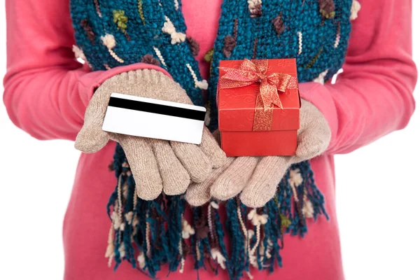 Asiatique fille avec robe d'hiver, carte de crédit et boîte cadeau — Photo
