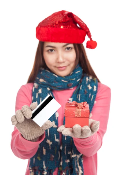 Asian girl with red christmas hat,credit card and gift box — Stock Photo, Image