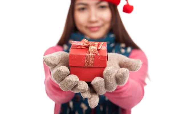 Chica asiática con vestido de invierno y caja de regalo foco en caja — Foto de Stock