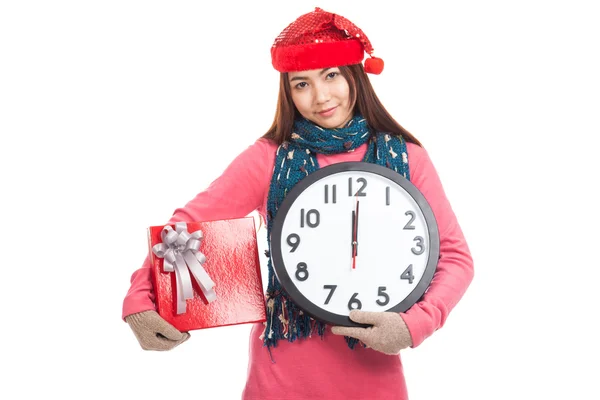 Asiática chica con rojo navidad sombrero regalo caja y reloj — Foto de Stock