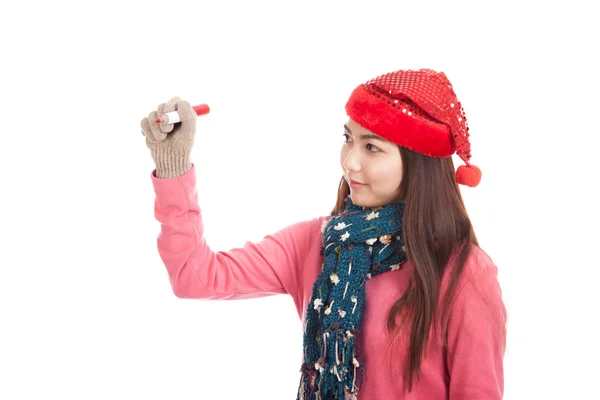 Vista lateral de chica asiática con sombrero de Navidad escribir con pluma —  Fotos de Stock