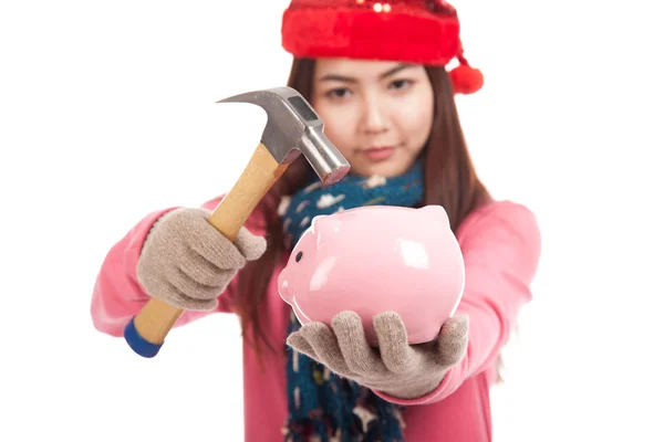 Ázsiai lány piros karácsonyi kalap, kalapács és malacka bank — Stock Fotó