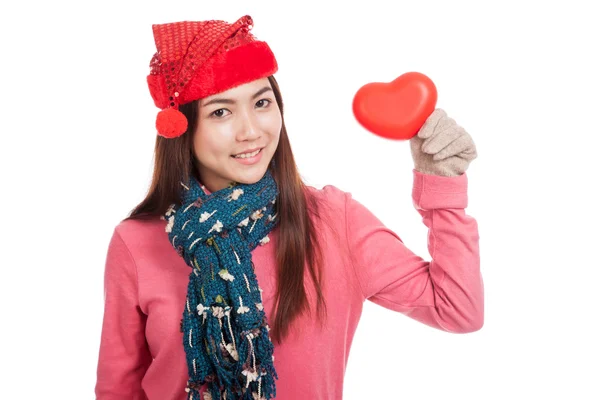 Asiatisk tjej med rött jul hatt och rött hjärta — Stockfoto