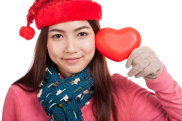 Kırmızı Noel şapka ve kırmızı kalp ile Asyalı kız — Stok fotoğraf