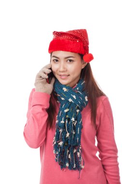 Asyalı kız kırmızı Noel şapka ile konuşmak üstünde hareket eden telefon