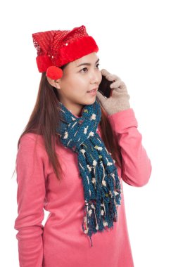 Asyalı kız kırmızı Noel şapka ile konuşmak üstünde hareket eden telefon