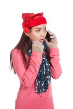 Asyalı kız kırmızı Noel şapka şok ile konuşmak üstünde hareket eden telefon