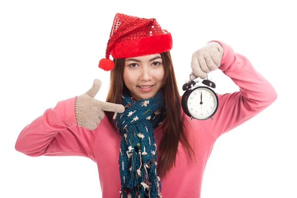 Asian girl with red christmas hat point to alarm clock — Stock Photo, Image