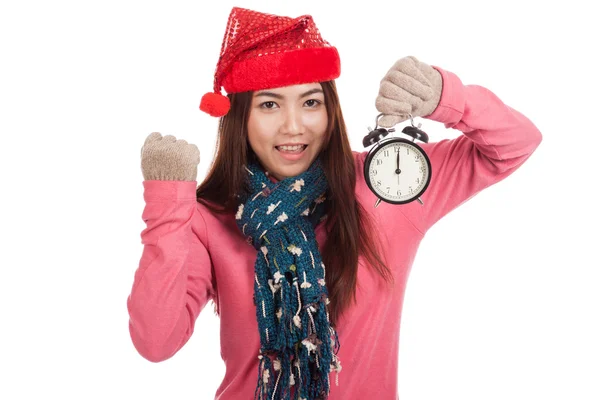 Asiática chica con rojo navidad sombrero excitado con despertador — Foto de Stock