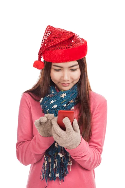 Asiatisk tjej med röd jul hatt läsa mobiltelefon — Stockfoto