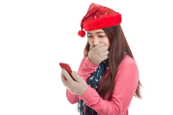 Asijská dívka s červenými vánoční klobouk šoku s mobilním telefonem — Stock fotografie