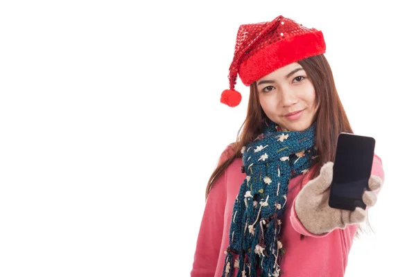 赤いクリスマス帽子とアジアの女の子が携帯電話を表示します。 — ストック写真