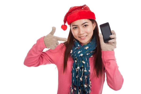 Asiatin mit rotem Weihnachtsmütze zeigt auf Handy — Stockfoto