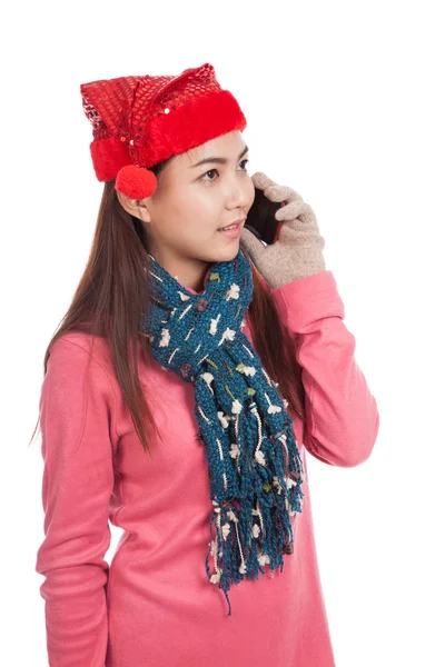 Asiatisk tjej med röd jul hatt prata i mobiltelefon — Stockfoto