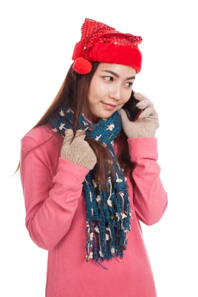 Asiática chica con navidad sombrero obtener timida hablar en el teléfono móvil —  Fotos de Stock