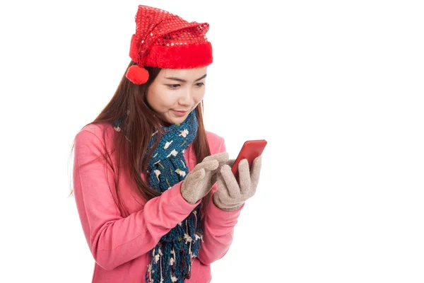 Asiatisk tjej med röd jul hatt touch smart telefon — Stockfoto