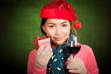 Asyalı kız Noel şapka, şarap ve hediye kutusu