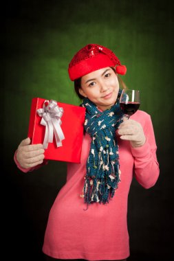 Asyalı kız Noel şapka, şarap ve hediye kutusu