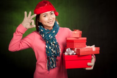Asyalı kız göster: Tamam kırmızı Noel şapka ve hediye kutuları ile