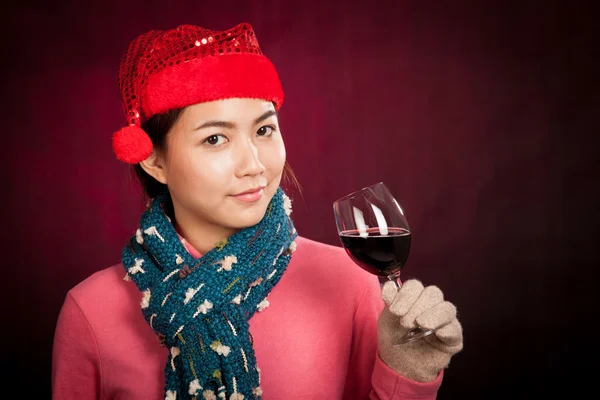 Asian girl with red christmas hat with glass of wine — Stock Photo, Image