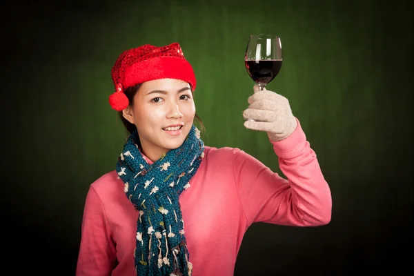 アジアの女の子を着用するクリスマス帽子ワインで乾杯 — ストック写真