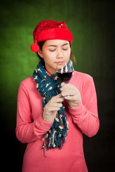 Asiatische Mädchen mit rotem Weihnachtsmütze Geruch Weinaroma — Stockfoto