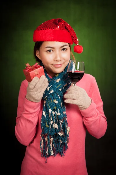 Asiatka s vánoční čepici, víno a dárkové krabice — Stock fotografie