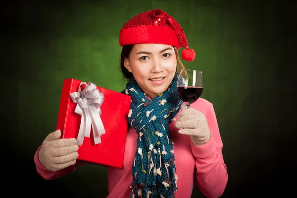 Ragazza asiatica con cappello di Natale, vino e confezione regalo — Foto Stock